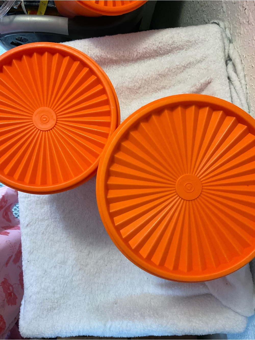 Tupperware: 2 Container Set with Lids 807-13 & 805-5 - Picture 4 of 8
